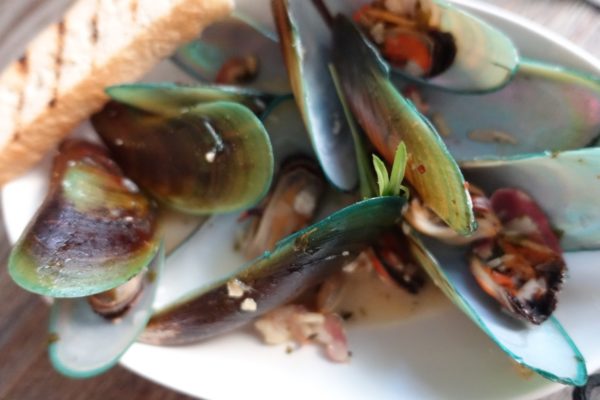 mussels in white wine, garlic & bacon