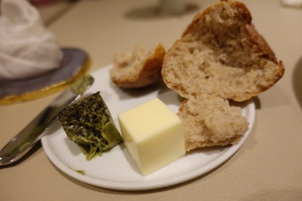 hor d'oeuvre: sour dough with kombu butter